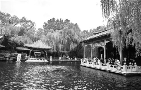 “一卡畅游”优惠套票,成人票160元,学生票特惠139元,图为济南趵突泉